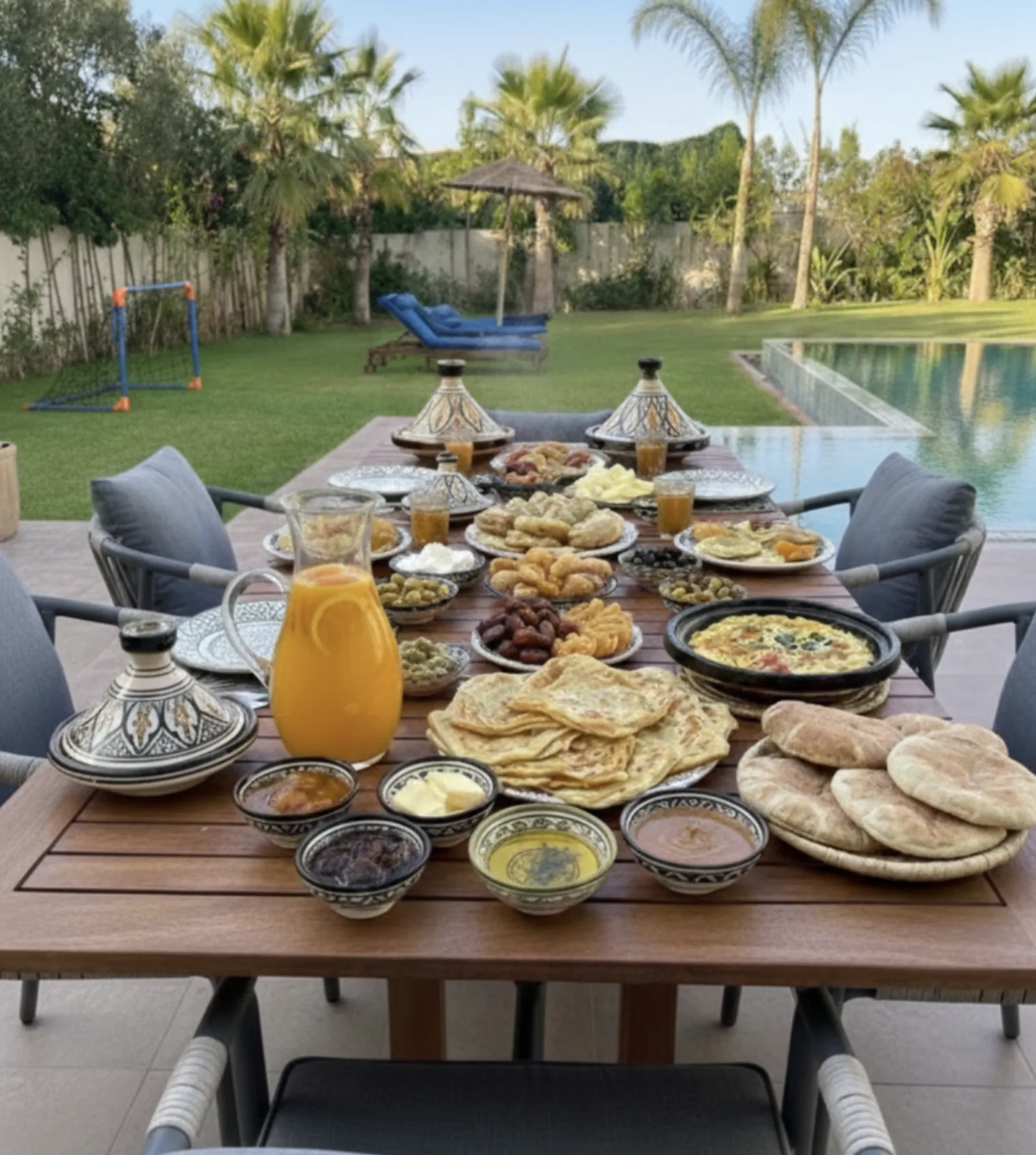 Petit-déjeuner marocain servi à la villa